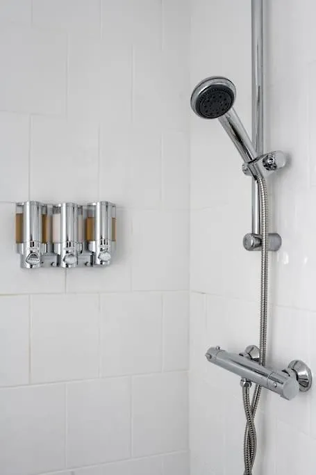 En-Suite Apartment, Fully Equipped Kitchen Swansea Apartment