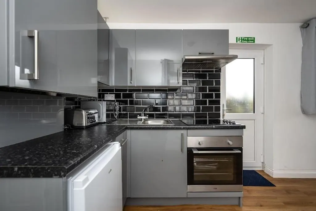 En-Suite Apartment, Fully Equipped Kitchen Swansea Apartment