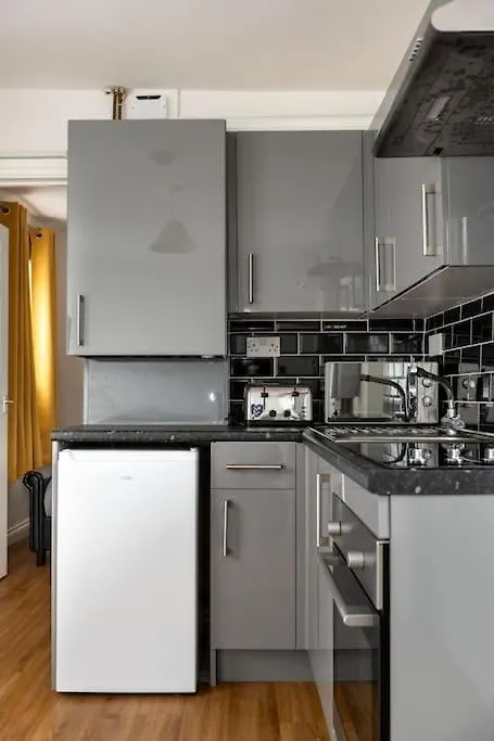 En-Suite Apartment, Fully Equipped Kitchen Swansea