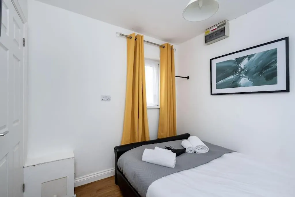 En-Suite Apartment, Fully Equipped Kitchen Swansea Apartment